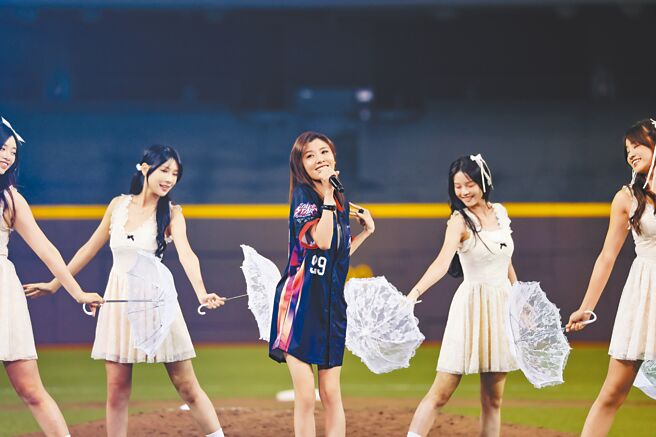 蘇慧倫（中）邀請8位樂天女孩和她一起表演〈Lemon Tree〉。（相信音樂提供）