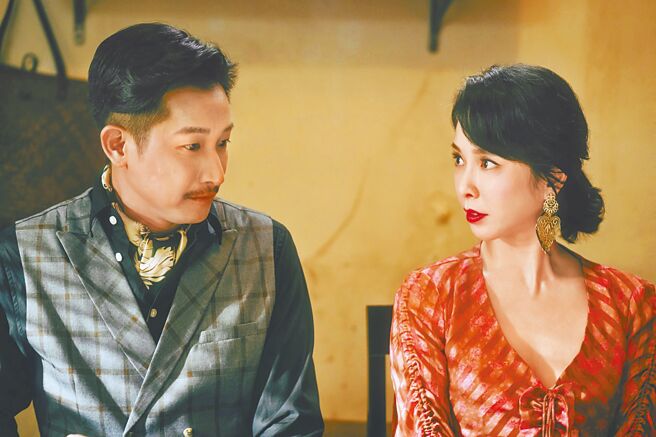 Darren邱凱偉（左）在《我的婆婆2》中的老婆，從劉品言變成了天心。（公視提供）