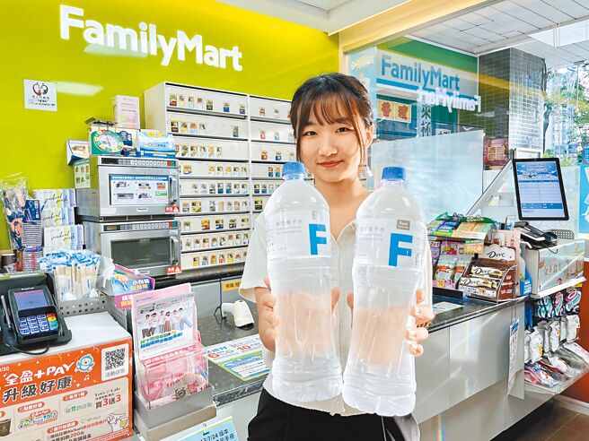 全家「FamiCollection天然水（2.2L）、碱性离子水（1385ml）」任2件特价50元，汘活动到8月6日。（全家提供）