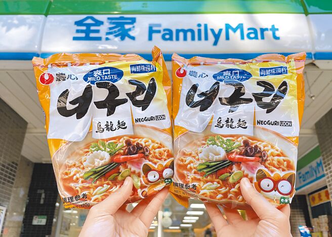 全家24日至28日「农心爽口海鲜味乌龙麵」买1送1。（全家提供）