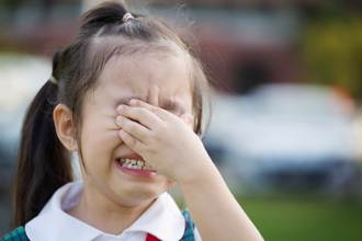 二寶媽併桌離席「小孩打翻熱鍋燙傷」她慘被噴「怎不幫顧」傻眼了