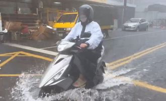 凱米加年度大潮！高雄旗津海水倒灌淹慘 水深半顆輪胎