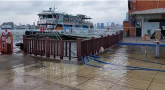 凱米襲台又逢天文大潮   高雄旗津海水倒灌成水鄉澤國