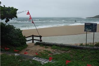 凯米颱风袭屏东 垦丁海滩禁止进入 仍见零星游客