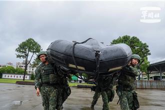 第3作战区一级开设备战凯米 AAV-7两栖突击车进驻林口、苏澳