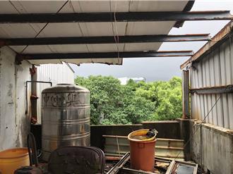 颱風來還修水塔！鐵皮屋頂遭吹翻    三芝男慘遭壓傷