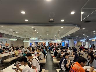 颱風假湧人潮！台茂購物中心人潮爆滿 停車場擠爆