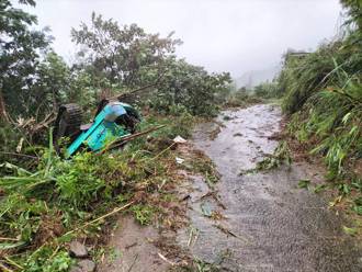 凱米颱風再釀1死！三峽里長救援受困轎車 開怪手翻覆「遭壓頸」送醫亡