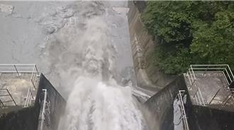 強颱凱米暴風圈觸陸挾雨水 南投武界壩預警性排砂洩洪