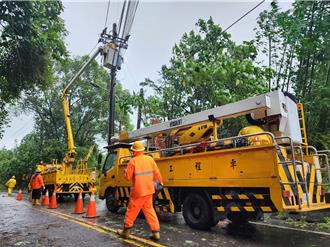 凱米狂襲北台南逾萬戶停電 台電風雨中搶修復電逾8成