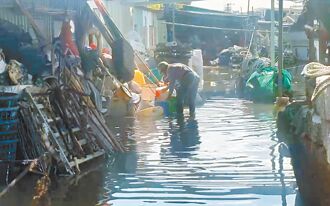 水深30公分 大潮來襲 安平漁港又溢堤