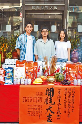 装病擦出恋情 许富翔首执纯爱片