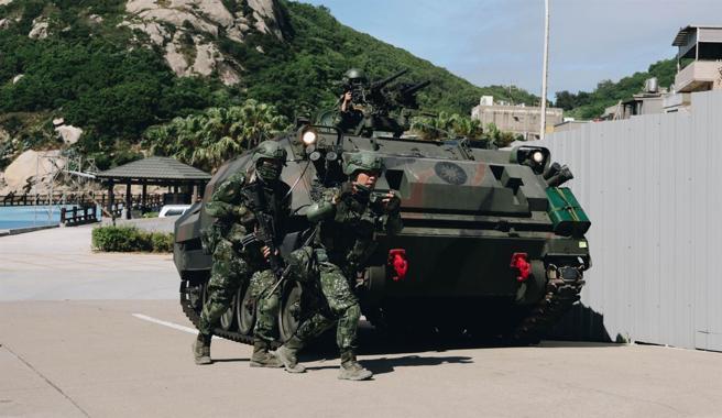  马防部北高守备大队派遣CM21装甲车，迅抵防护目标位置，验证防护作战能力。（记者袁铭骏摄）