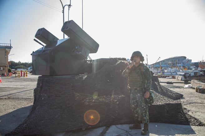 第5作戰區砲兵防空部隊運用復仇者飛彈車，對空實施搜索警戒，建構近程防護網。（記者林睿奕攝）