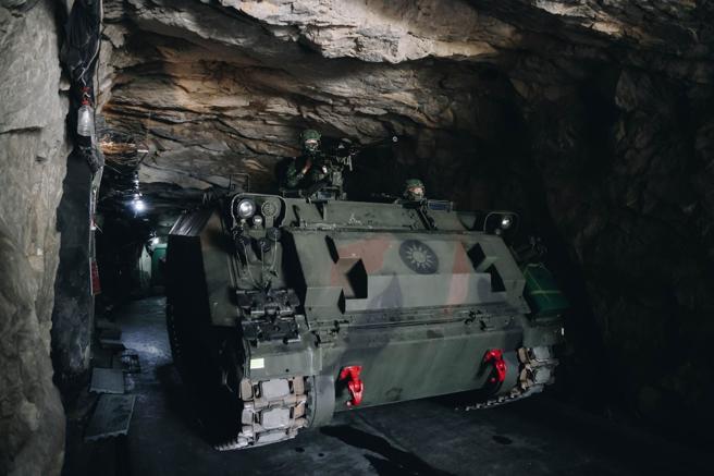  馬防部北高守備大隊派遣CM21裝甲車，由戰力保存坑道據點整裝出發，遂行關鍵基礎設施防護演練。（記者袁銘駿攝）