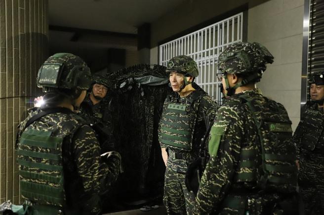 国防部参谋总长梅家树上将23日凌晨视导海军海锋大队操演实况。（军闻社记者王茗生摄）