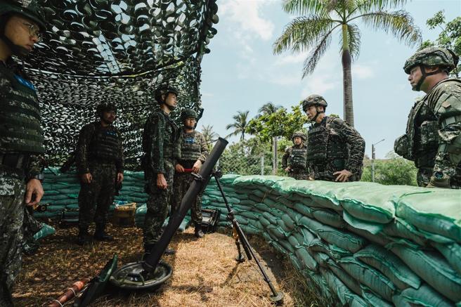 梅总长视导陆军137旅教召训练实况，为召员加油打气。（军闻社记者吕尚俞摄）