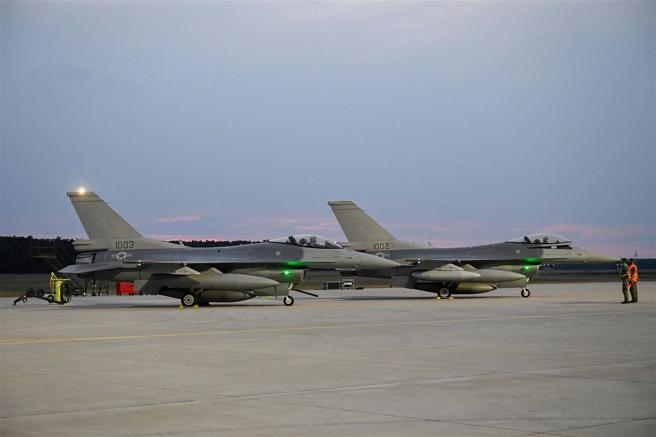  斯国接装首批2架F-16战机飞抵本土，有效强化空防战力。（达志影像／路透社）