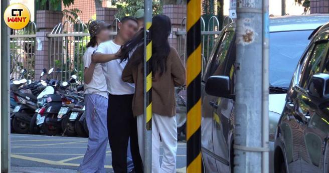 髮型师在路边帮茱蒂蒙整理头髮准备上工。（图／本刊摄影组）