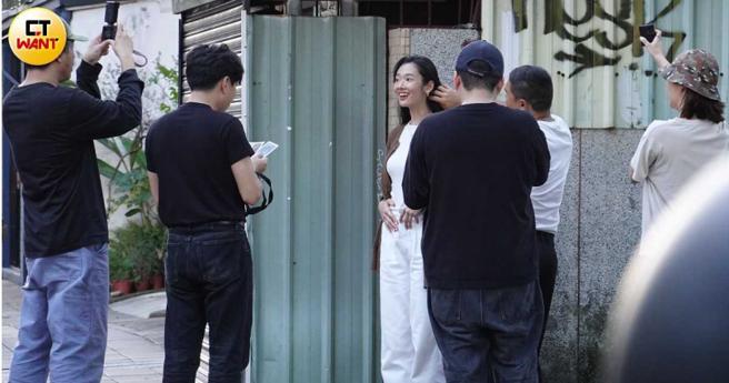 拍摄空檔茱蒂蒙收起酷脸，跟工作人员有说有笑。（图／本刊摄影组）