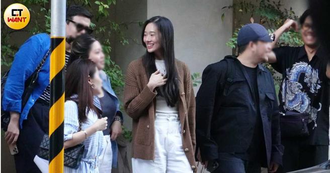拍摄结束休息完毕后，茱蒂蒙与工作人员神情愉快地步出店家。（图／本刊摄影组）