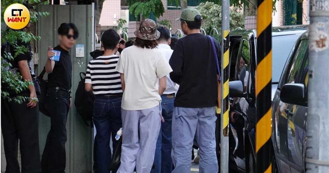 虽然拍摄阵容不算大，但一行人仍是分搭了三辆保母车离开。（图／本刊摄影组）
