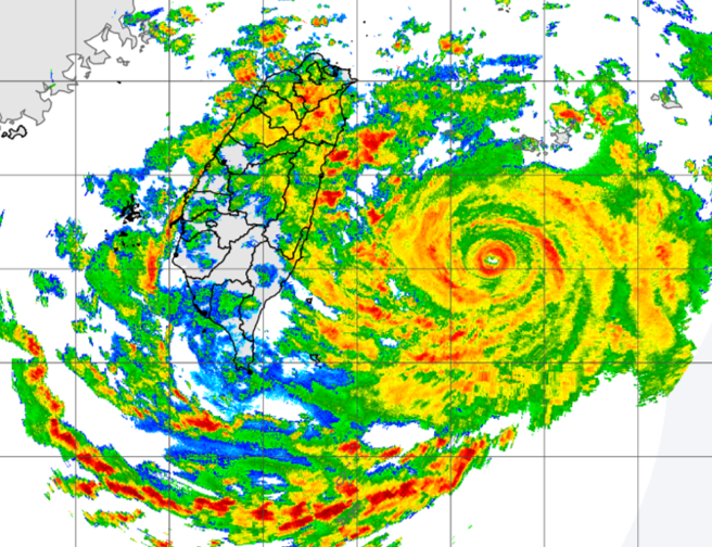 凯米7级风暴风半径250公里，「颱风眼」隐约有打开现象。（中央气象署提供）