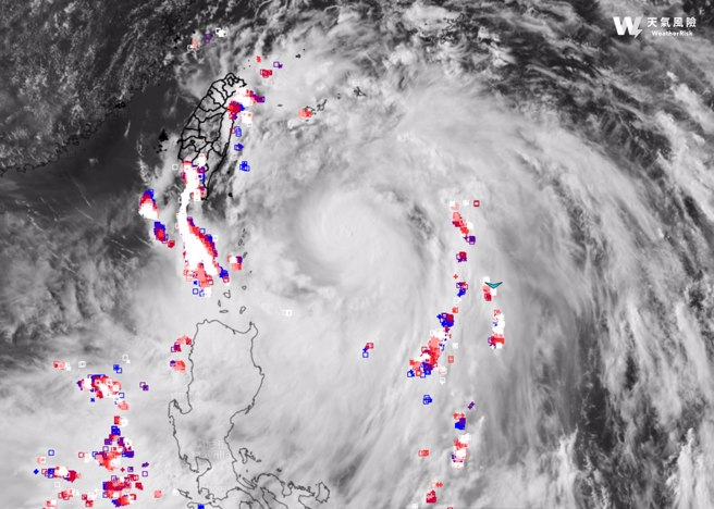 凱米外圍雲系發達，每條「螺旋雨帶」上都有密密麻麻的閃電訊號。（翻攝天氣風險臉書）