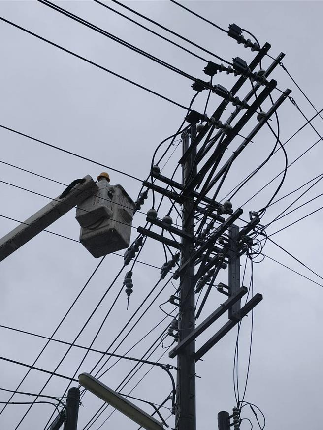 新竹縣橫山鄉中豐路段24日凌晨有電桿饋線事故跳脫，導致417戶停電，預計當天上午8時半修復。（台電提供／邱立雅竹縣傳真）