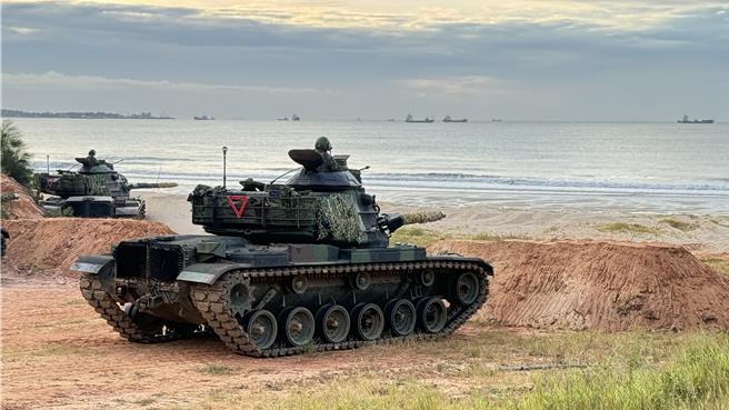 因凱米颱風攪局，大量國內外商、貨船準備進港避風布滿整個金門南面海域，為安全考量被迫臨時取消實彈射擊任務，改為實兵操演。(于家麒攝)