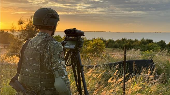 因凱米颱風攪局，大量國內外商、貨船準備進港避風布滿整個金門南面海域，為安全考量被迫臨時取消實彈射擊任務，改為實兵操演。(于家麒攝)