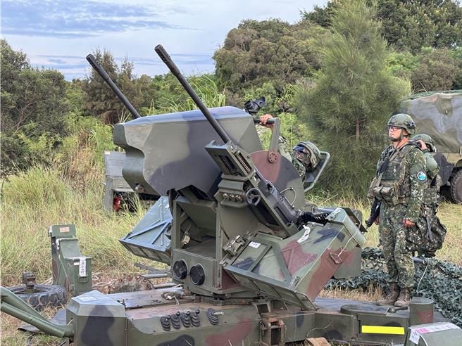 金防部「聯合反登陸作戰」實兵操演，動員各式戰甲車輛、火砲等裝備，驗證部隊防空作戰、灘岸火殲及反擊等協同作戰能力。(于家麒攝)