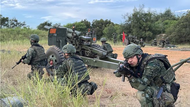 金防部「聯合反登陸作戰」實兵操演，動員各式戰甲車輛、火砲等裝備，驗證部隊防空作戰、灘岸火殲及反擊等協同作戰能力。(于家麒攝)