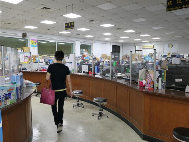 凱米颱風來襲，雲林縣政府原本於23日晚間8點宣布正常上班上課，但深夜11點13分時突然又宣布停止上班上課，24日大部分人表示「基於安全，停班停課是正確的決定」，北港鎮公所值班人員（見圖）說並沒有不知情職員跑來上班。（張朝欣攝）