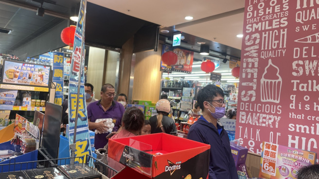 昨傍晚不少民眾奔超市抢买生鲜用品，排队等结帐至少要30分钟起跳。（图／记者杨雅婷摄影）