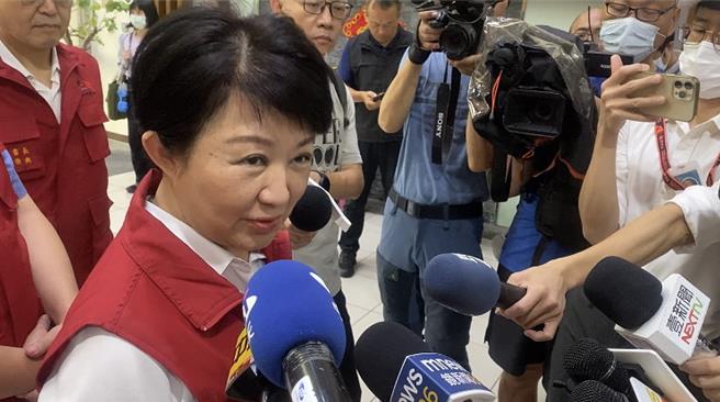 凯米颱风袭台，台中市长卢秀燕出访美西心繫台中立即返台，24日上午8时坐镇台中市灾害应变中心主持会议。她表示，关键时刻能跟市民在一起，是她的职责，一点都不累！感激过程中每个关卡都顺利。至于外界批「作秀」，她回应反击说：「颱风不是我们能掌控的，也不会配合我们。」（陈淑芬摄）