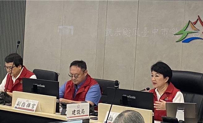 凯米颱风袭台，台中市长卢秀燕出访美西心繫台中立即返台，24日上午8时坐镇台中市灾害应变中心主持会议。她表示，关键时刻能跟市民在一起，是她的职责，一点都不累！感激过程中每个关卡都顺利。至于外界批「作秀」，她回应反击说：「颱风不是我们能掌控的，也不会配合我们。」（陈淑芬摄）