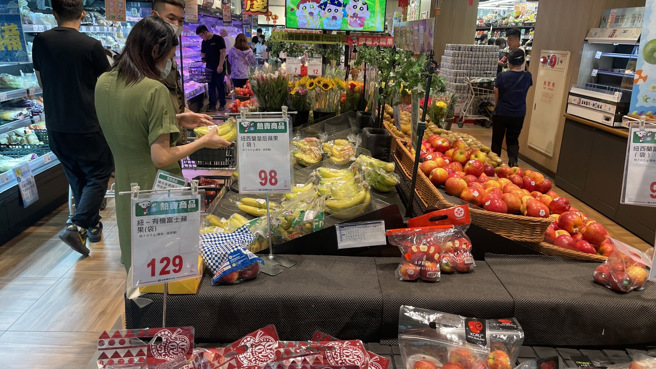 水果平常货架都摆满，因颱风来袭出现「空隙」。（图／记者杨雅婷摄影）