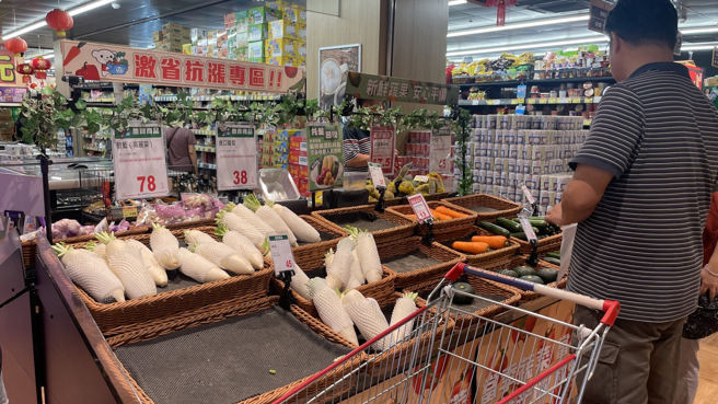 民眾抢买蔬果。（图／记者杨雅婷摄影）