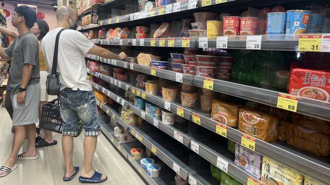 民眾在泡麵货架前挑选。（图／记者杨雅婷摄影）