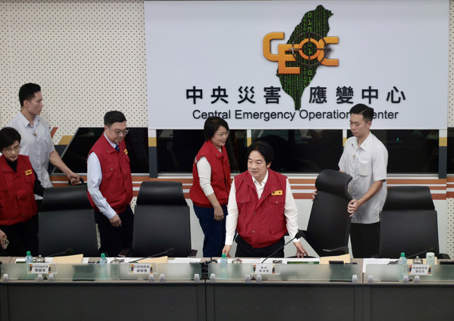 圖為賴清德總統、行政院長卓榮泰24日因應凱米颱風前往中央災害應變中心聽取簡報。（郭吉銓攝）