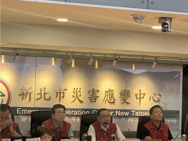 中颱凱米來襲，今（24）日上午開始風雨漸增，新北市稅捐處提醒民眾，若真的不幸因災害造成財產損失，可以向稅捐處提出房屋稅、地價稅、使用牌照稅與娛樂稅減免申請。圖為新北市災變中心。（柯毓庭攝）