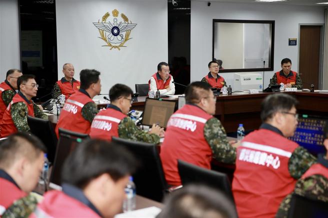 国防部长顾立雄主持「凯米」颱风灾防整备会议。（军闻社）