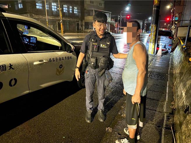 員警在轄內巡邏時，見失智老翁全身濕在路旁(大園分局提供／廖姮玥桃園傳真）