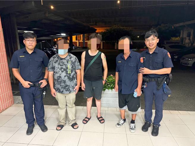 家屬接獲通知趕到派出所，將老翁接回(大園分局提供／廖姮玥桃園傳真）