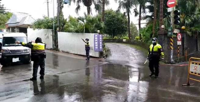 凯米颱风侵袭全台，各县市道路深受影响，其中北市吉林街水门今上午10时宣布封闭道路。（图 / 刘咏韵翻摄）