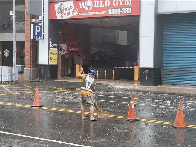 宜蘭市友愛百貨今早有大片磁磚掉落，所幸未造成民眾受傷，業者已派員清掃。（宜蘭縣政府提供）