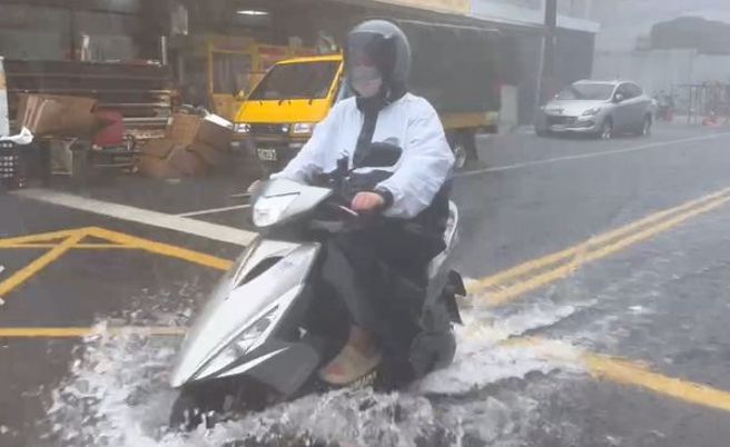 高雄旗津今天颱風加上年度大潮淹水。（翻攝自記者爆料網）