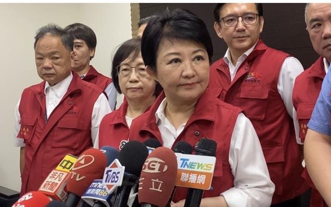 凯米颱风袭台，台中市长卢秀燕表示，中市23日晚间第一时间虽进入暴风圈，但并未达到风力标准，随着相关资讯越来越充足，才当机立断宣布「停班、停课」。（陈淑芬摄）
