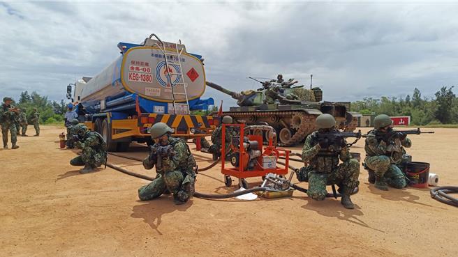 金防部今日持續進行進行「漢光40號」演習，上午10時在中心教練場展開「民間油料前支整補」演練，由防空部隊擔任對空警戒之任務，在時間受限狀況下迅速完成整補任務。(圖／讀者提供)